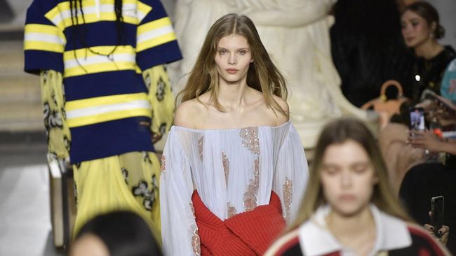 Label kecantikan MS Glow menyampaikan permohonan maafnya atas klaim tampil di Paris Fashion Week.