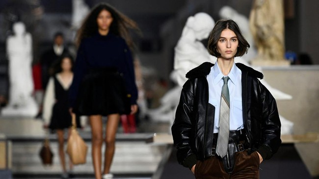 Beda Paris Fashion Week dan Paris Fashion Show 2022 Apa beda paris fashion show dan paris fashion week 2022?
