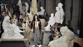 FOTO: Show Louis Vuitton di Paris Fashion Week 2022