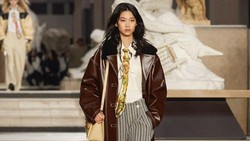 Gaya Kece Jung Ho Yeon di Runaway Paris Fashion Week 2022