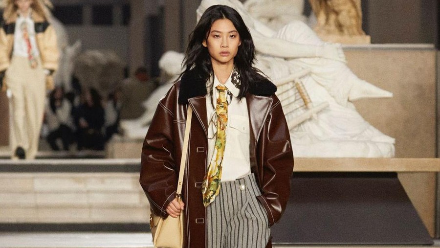 Gaya Kece Jung Ho Yeon di Runaway Paris Fashion Week 2022