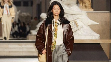img-title Gaya Kece Jung Ho Yeon di Runaway Paris Fashion Week 2022