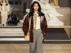 Gaya Kece Jung Ho Yeon di Runaway Paris Fashion Week 2022