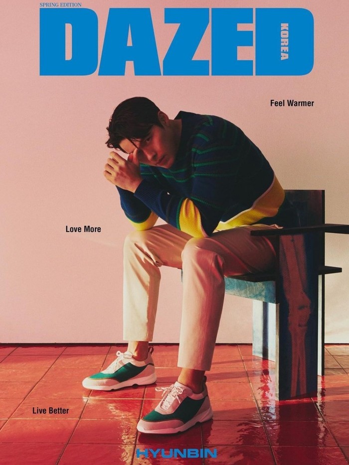 Memamerkan pesona dan auranya yang makin matang, Hyun Bin terlihat menawan dengan padanan sneakers dan jaket yang serasi!/ Foto: Hong Jang Hyun/DAZED Korea