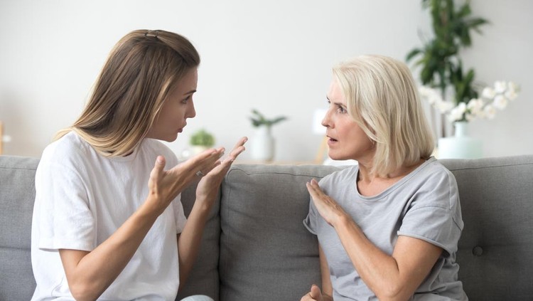 ilustrasi mommy wars Angry young woman has disagreement with annoyed old mother in law, grown daughter arguing fighting quarreling with senior elderly mom, different age generations bad relations family conflict concept