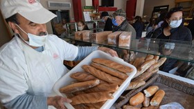 Harga Gandum Naik, Warga Pantai Gading Buat Roti dengan Tepung Sinkong