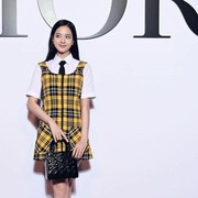 Modis di Paris, Intip Padu Padan Outfit Kuning ala Jisoo BLACKPINK