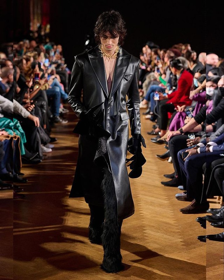 Koleksi Busana Harry Halim Harry Halim adalah salah satu desainer Indonesia yang berhasil tampil di Paris Fashion Week 2022. Yuk, intip koleksi busananya!