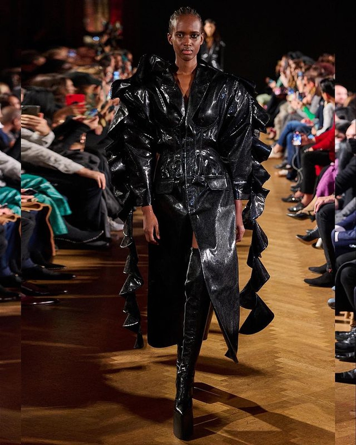 Harry Halim adalah salah satu desainer Indonesia yang berhasil tampil di Paris Fashion Week 2022&period; Yuk&comma; intip koleksi busananya&excl;