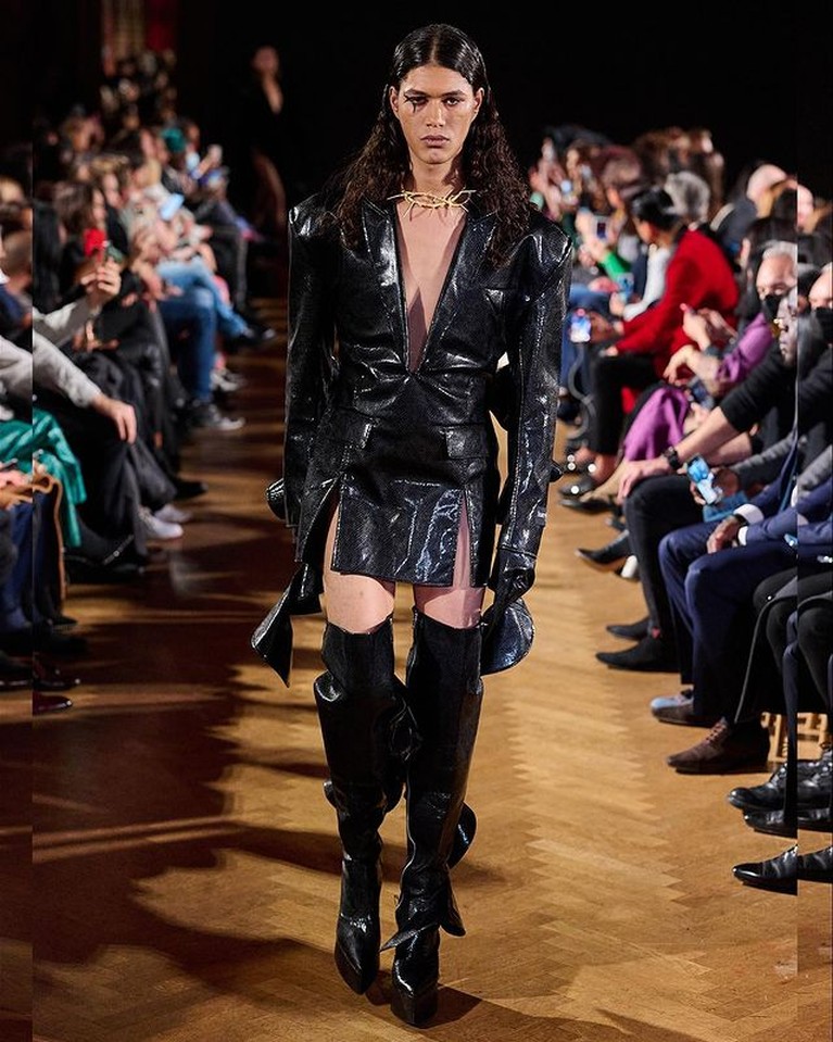 Koleksi Busana Harry Halim Harry Halim adalah salah satu desainer Indonesia yang berhasil tampil di Paris Fashion Week 2022. Yuk, intip koleksi busananya!