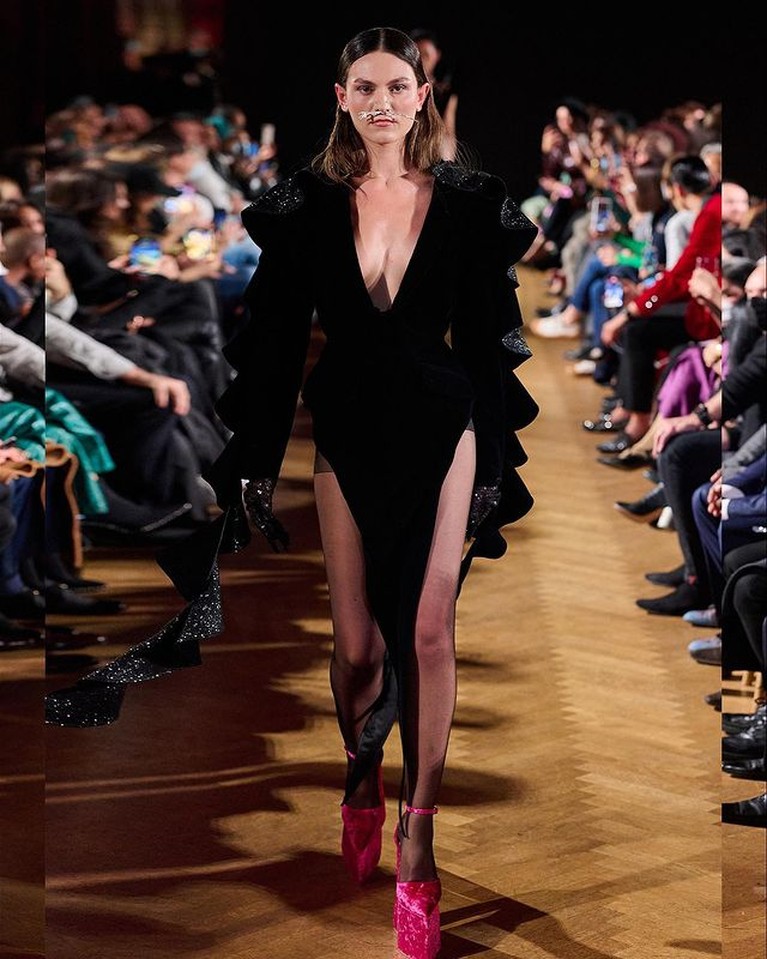 Koleksi Busana Harry Halim Harry Halim adalah salah satu desainer Indonesia yang berhasil tampil di Paris Fashion Week 2022. Yuk, intip koleksi busananya!