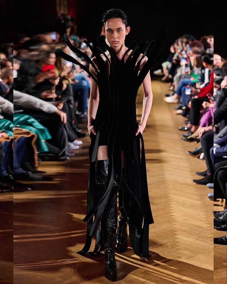 Harry Halim adalah salah satu desainer Indonesia yang berhasil tampil di Paris Fashion Week 2022. Yuk, intip koleksi busananya!