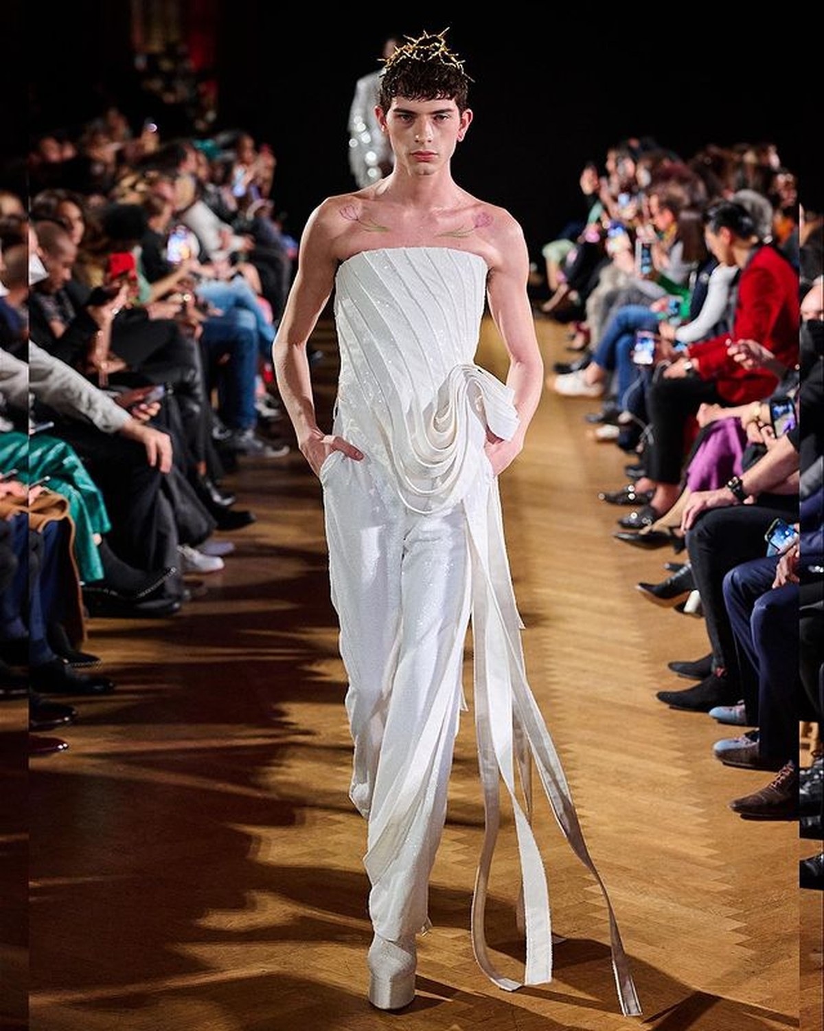 Harry Halim adalah salah satu desainer Indonesia yang berhasil tampil di Paris Fashion Week 2022&period; Yuk&comma; intip koleksi busananya&excl;