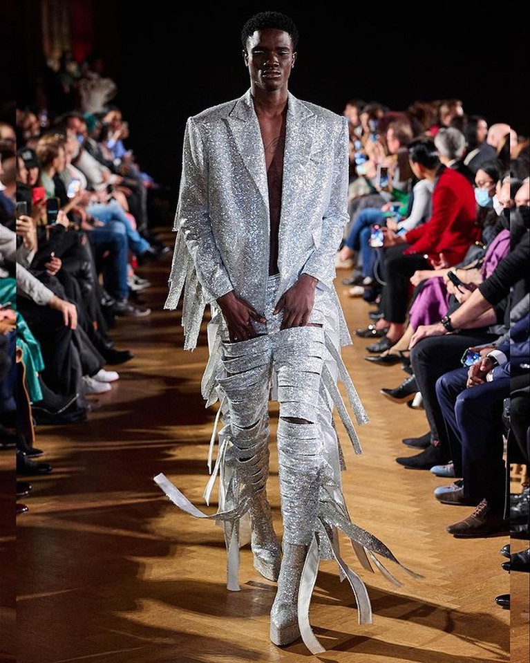 Koleksi Busana Harry Halim Harry Halim adalah salah satu desainer Indonesia yang berhasil tampil di Paris Fashion Week 2022. Yuk, intip koleksi busananya!