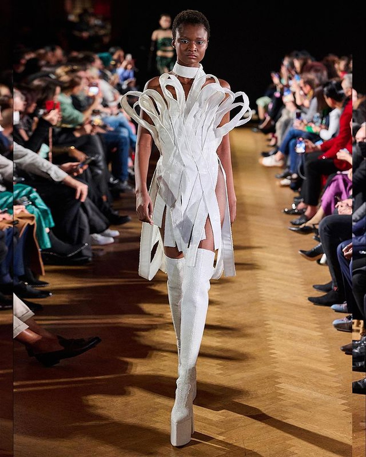 Harry Halim adalah salah satu desainer Indonesia yang berhasil tampil di Paris Fashion Week 2022&period; Yuk&comma; intip koleksi busananya&excl;