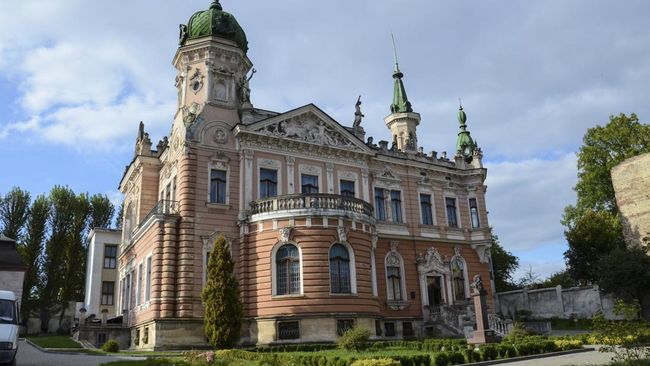 Museum Nasional di Ukraina selamatkan warisan dan benda bersejarah dari serangan Rusia.