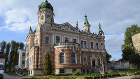 Staf Museum Ukraina Diburu Waktu Selamatkan Benda Bersejarah