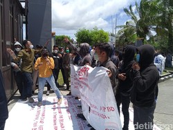 Polemik Eks Ketua DPRD Kaltim Masih Teken APBD, Mahasiswa Geruduk Dewan