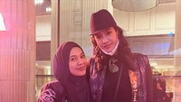 <p>Enggak cuma Ariel, Mommy ASF juga ke Paris bersama selebgram Anya Geraldine. Dalam keterangan foto, Mommy ASF mengatakan bahwa hubungannya dengan pemeran Lydia baik-baik saja. (Foto: Instagram @ecaprasetya)</p>