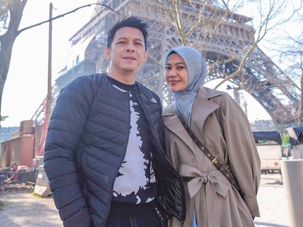 7 Potret Mommy ASF 'Layangan Putus' & Ariel NOAH di Paris, Sebut Ketemu Mas Aris