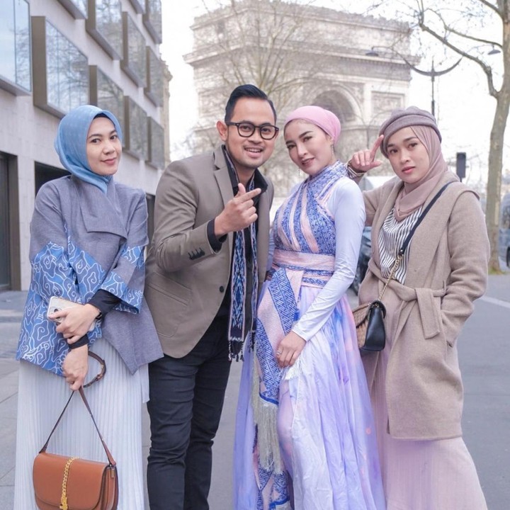 <p>Tak sendiri, Mommy ASF pergi ke Paris bersama Ririe Fairus dan pasangan crazy rich Malang, Bunda. (Foto: Instagram @ecaprasetya)</p>