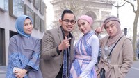 <p>Tak sendiri, Mommy ASF pergi ke Paris bersama Ririe Fairus dan pasangan crazy rich Malang, Bunda. (Foto: Instagram @ecaprasetya)</p>