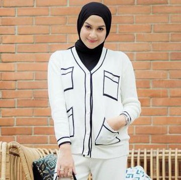 img-title Manis dan Anggun, Ini Ide Outfit Bukber ala Nina Zatulini untuk Para Hijabers