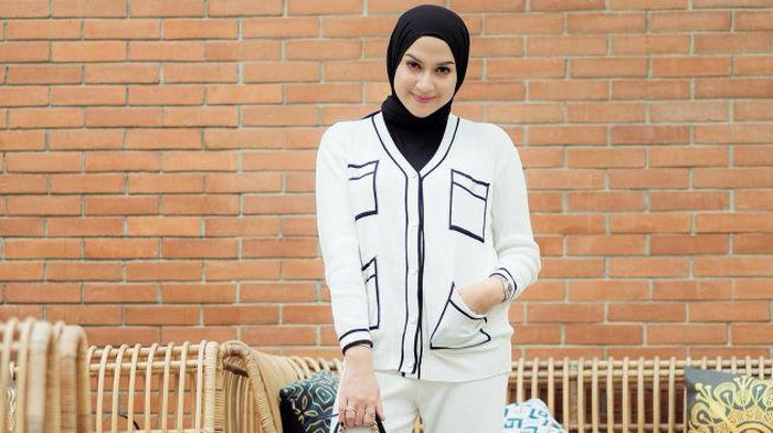 Manis dan Anggun, Ini Ide Outfit Bukber ala Nina Zatulini untuk Para Hijabers