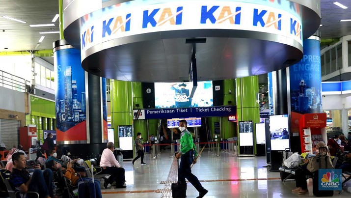 Suasana penumpang di Stasiun Kereta Api Gambir, Jakarta, Selasa,( 8/3./2022). DKI Jakarta kembali menerapkan PPKM level 2. (CNBC Indonesia/ Muhammad Sabki)