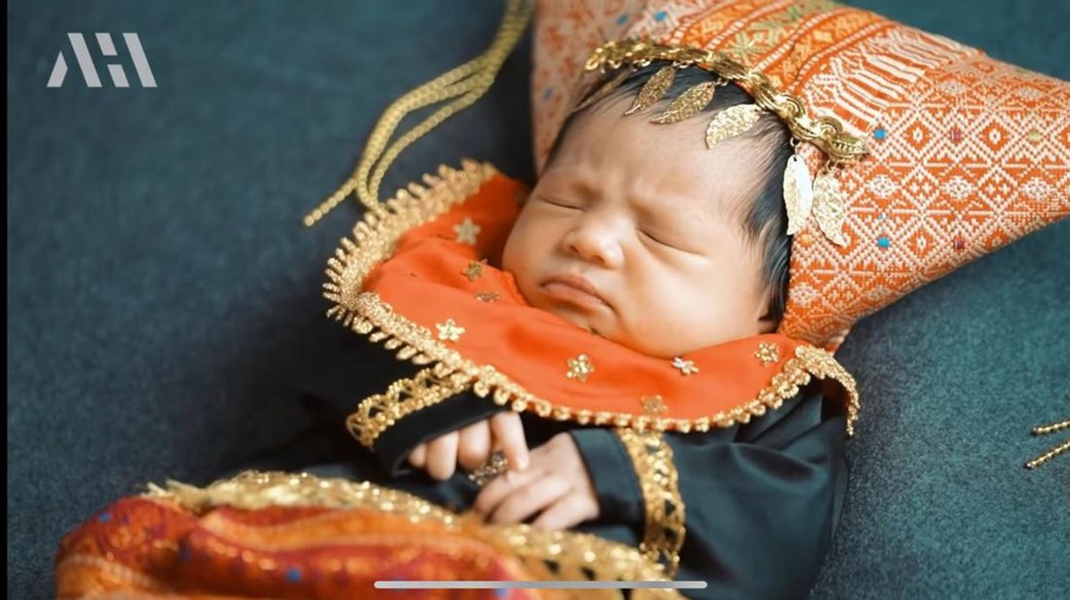 Anak Atta Halilintar dan Aurel&comma; baby Ameena yang dijuluki bayi sultan lakukan photoshoot newborn yang jadi sorotan&period; Yuk&comma; intip&excl;