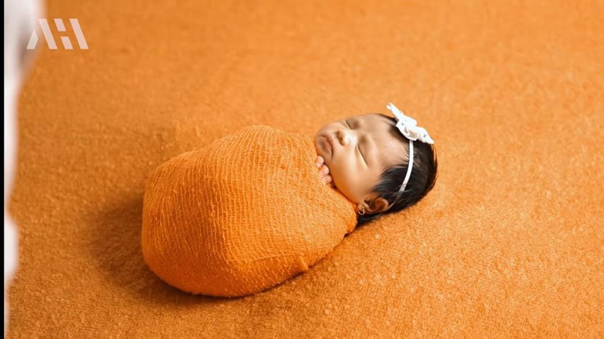 Anak Atta Halilintar dan Aurel&comma; baby Ameena yang dijuluki bayi sultan lakukan photoshoot newborn yang jadi sorotan&period; Yuk&comma; intip&excl;