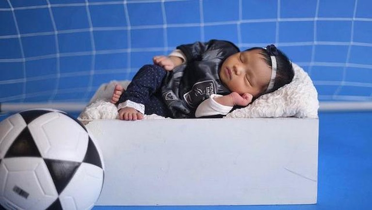 Photoshoot Newborn Baby Ameena Anak Atta Halilintar dan Aurel, baby Ameena yang dijuluki bayi sultan lakukan photoshoot newborn yang jadi sorotan. Yuk, intip!