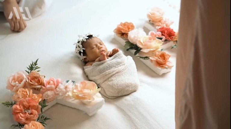 Photoshoot Newborn Baby Ameena Anak Atta Halilintar dan Aurel, baby Ameena yang dijuluki bayi sultan lakukan photoshoot newborn yang jadi sorotan. Yuk, intip!