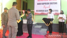 Kapolda Sulteng Serahkan Rumah ke Istri Ali Kalora