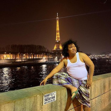 7 Foto Marshel Widianto Kerja & Liburan di Paris yang Jadi Sorotan