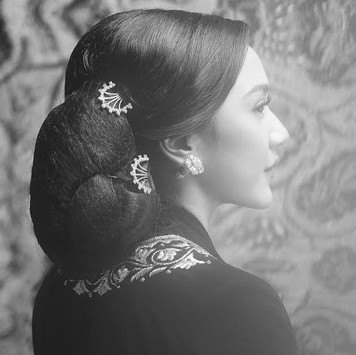 <p>Dengan balutan busana Jawa, Putri terlihat sangat anggun, nih. Ia juga sangat cantik dengan sanggul.  (Foto: Instagram: @putri_tanjung)</p>