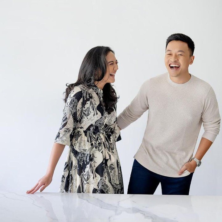 <p>Tak berapa lama, Putri dan Guinandra pun melakukan pemotretan foto pra-nikah atau <em>prewedding</em>, Bunda. (Foto: Instagram: @putri_tanjung)</p>