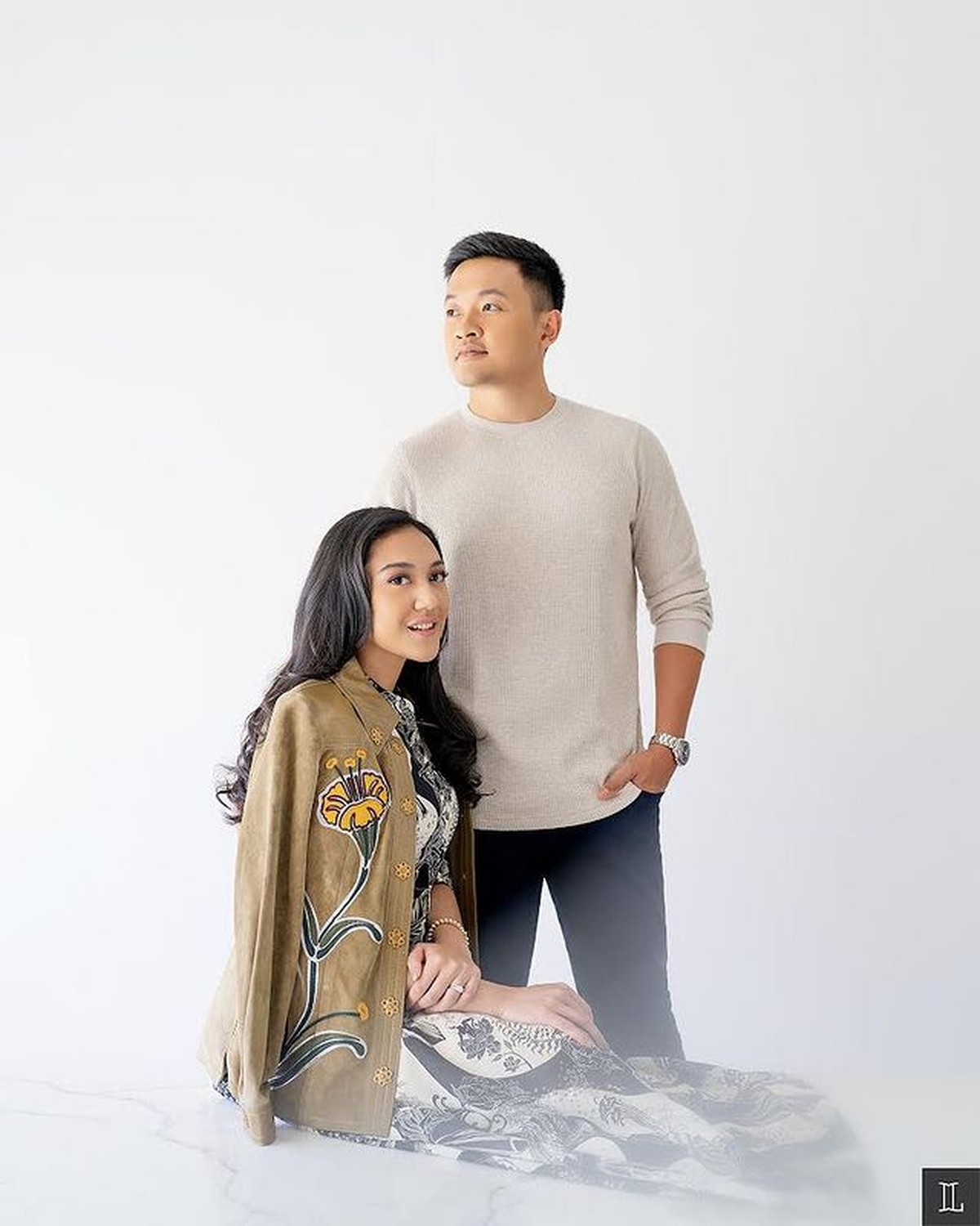 Usai gelar acara lamaran&comma; Putri Tanjung dan Guinandra Jatikusumo menjalani sesi pemotretan prewedding&period; Yuk&comma; intip potretnya&excl;