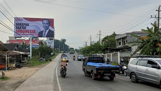 Pakar Hukum Tata Negara UI mempertanyakan klaim soal banyak rakyat yang menginginkan Joko Widodo menjabat presiden lebih lama lagi.