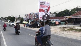 Relawan di Riau Pasang Baliho '2024 Setia Bersama Jokowi'