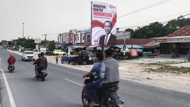 Koordinator Nasional Koalisi Bersama Rakyat (KOBAR) Arnold L Panjaitan mengakui baliho itu dipasang untuk mengapresiasi kinerja Jokowi.