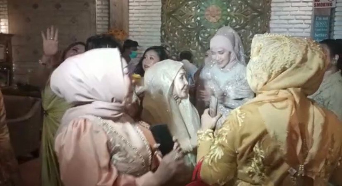 Usai melaksanakan akad dan resmi menikah&comma; Venna Melinda dan Ferry Irawan gelar resepsi di hari dan tempat yang sama&period; Yuk&comma; intip&excl;