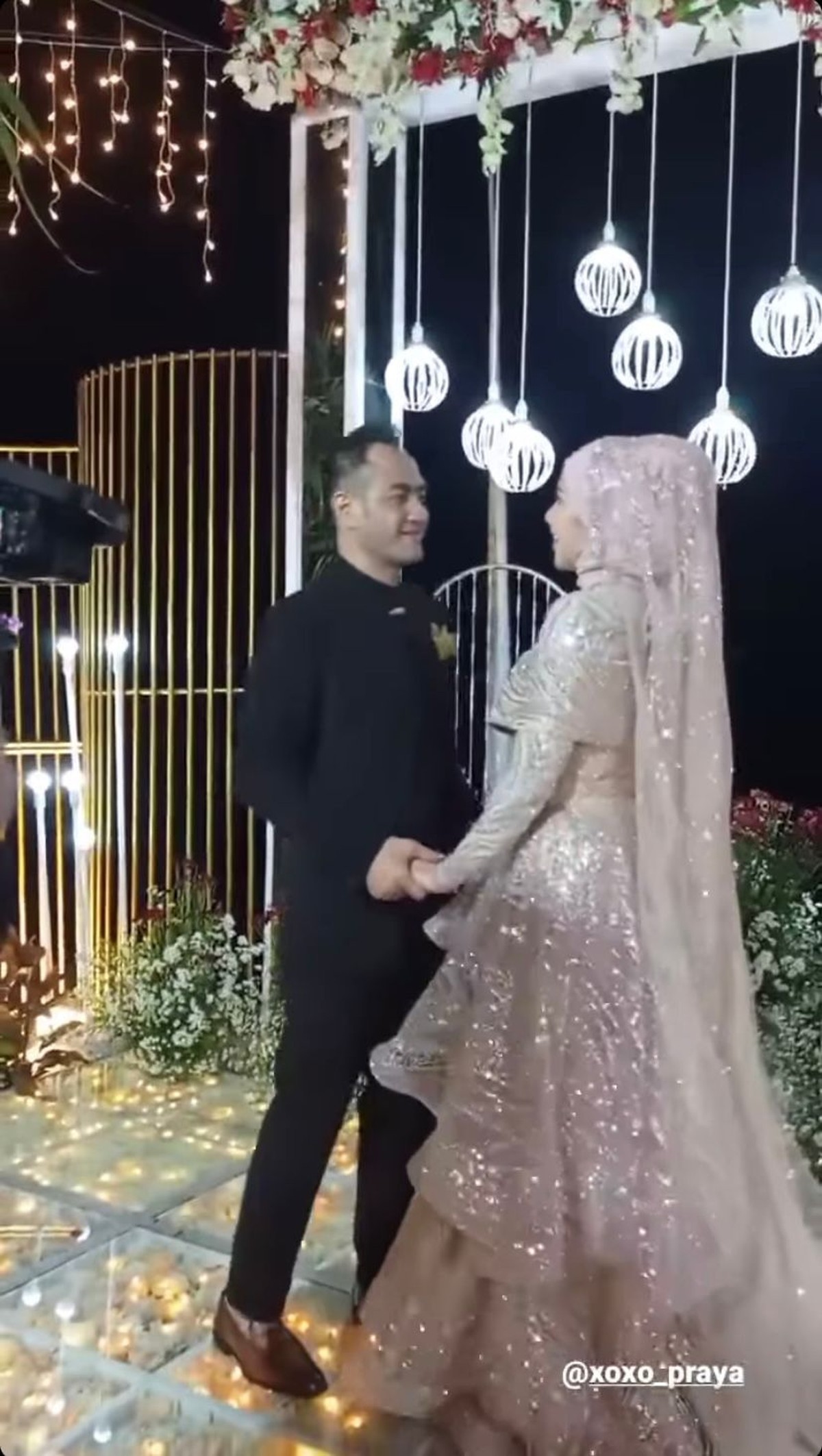 Usai melaksanakan akad dan resmi menikah&comma; Venna Melinda dan Ferry Irawan gelar resepsi di hari dan tempat yang sama&period; Yuk&comma; intip&excl;