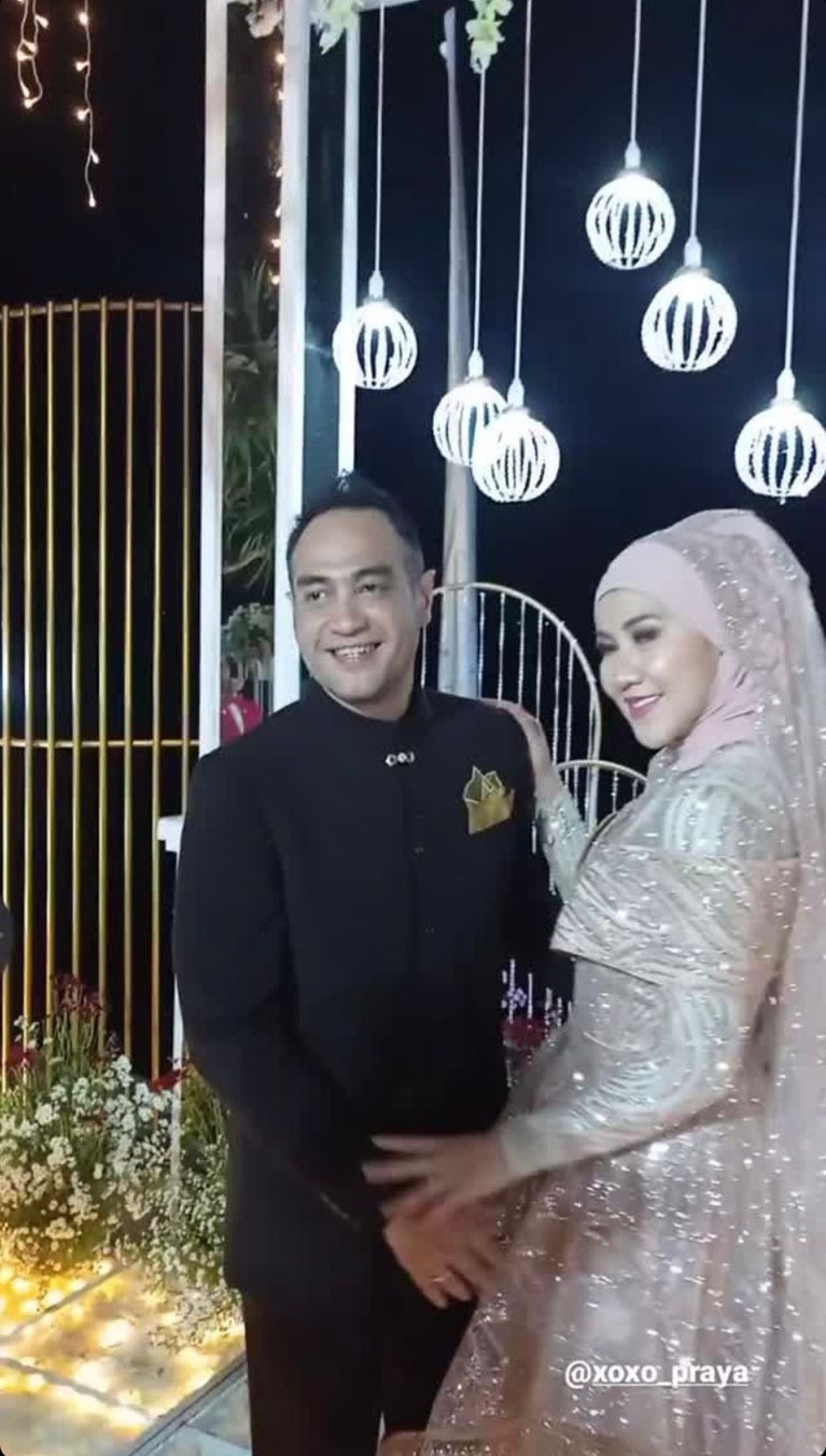 Resepsi Pernikahan Venna Melinda dan Ferry Irawan Usai melaksanakan akad dan resmi menikah, Venna Melinda dan Ferry Irawan gelar resepsi di hari dan tempat yang sama. Yuk, intip!