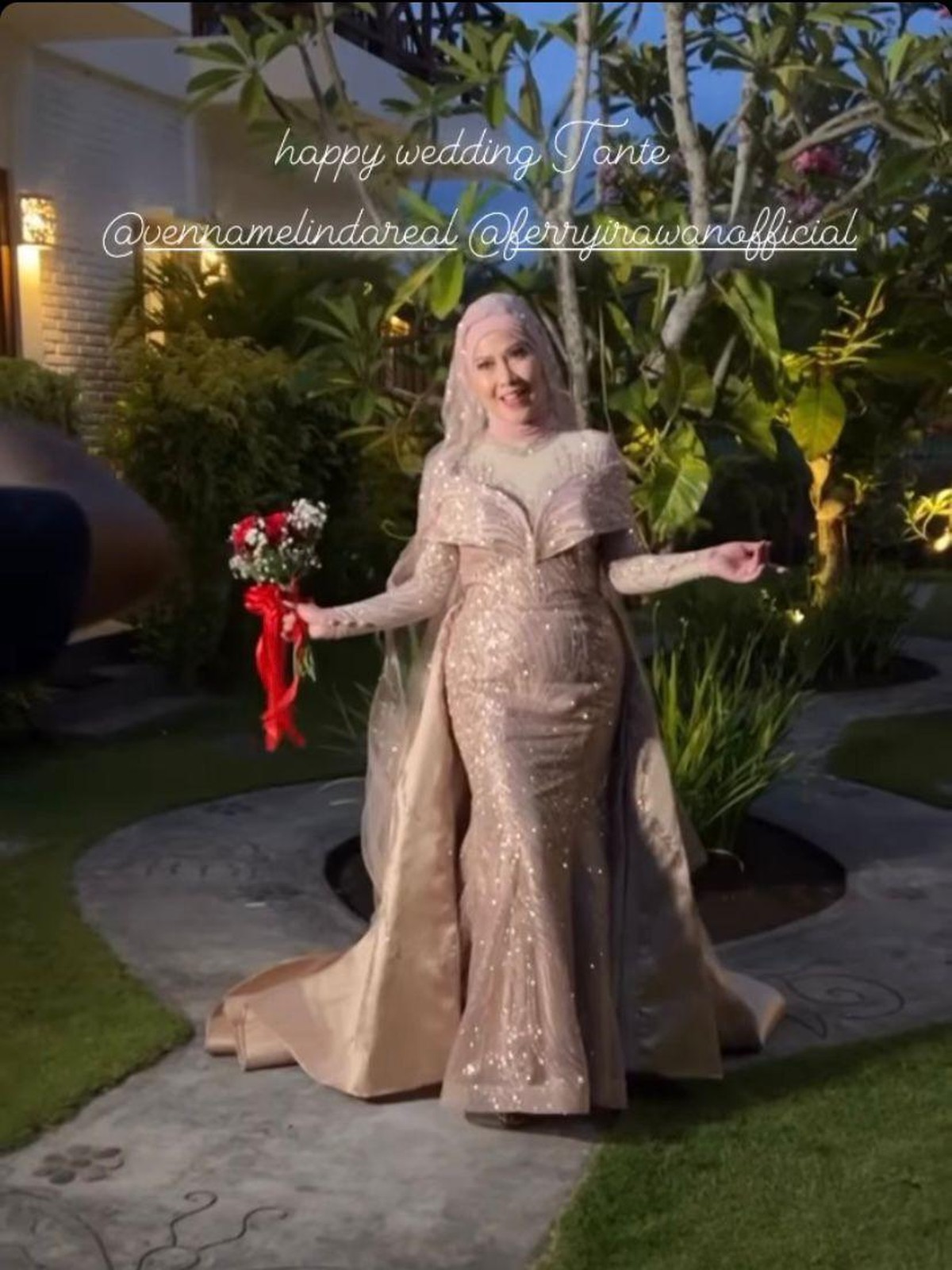 Usai melaksanakan akad dan resmi menikah&comma; Venna Melinda dan Ferry Irawan gelar resepsi di hari dan tempat yang sama&period; Yuk&comma; intip&excl;