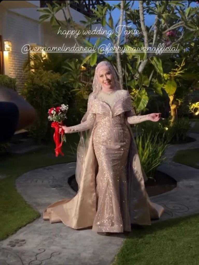 Resepsi Pernikahan Venna Melinda dan Ferry Irawan Usai melaksanakan akad dan resmi menikah, Venna Melinda dan Ferry Irawan gelar resepsi di hari dan tempat yang sama. Yuk, intip!