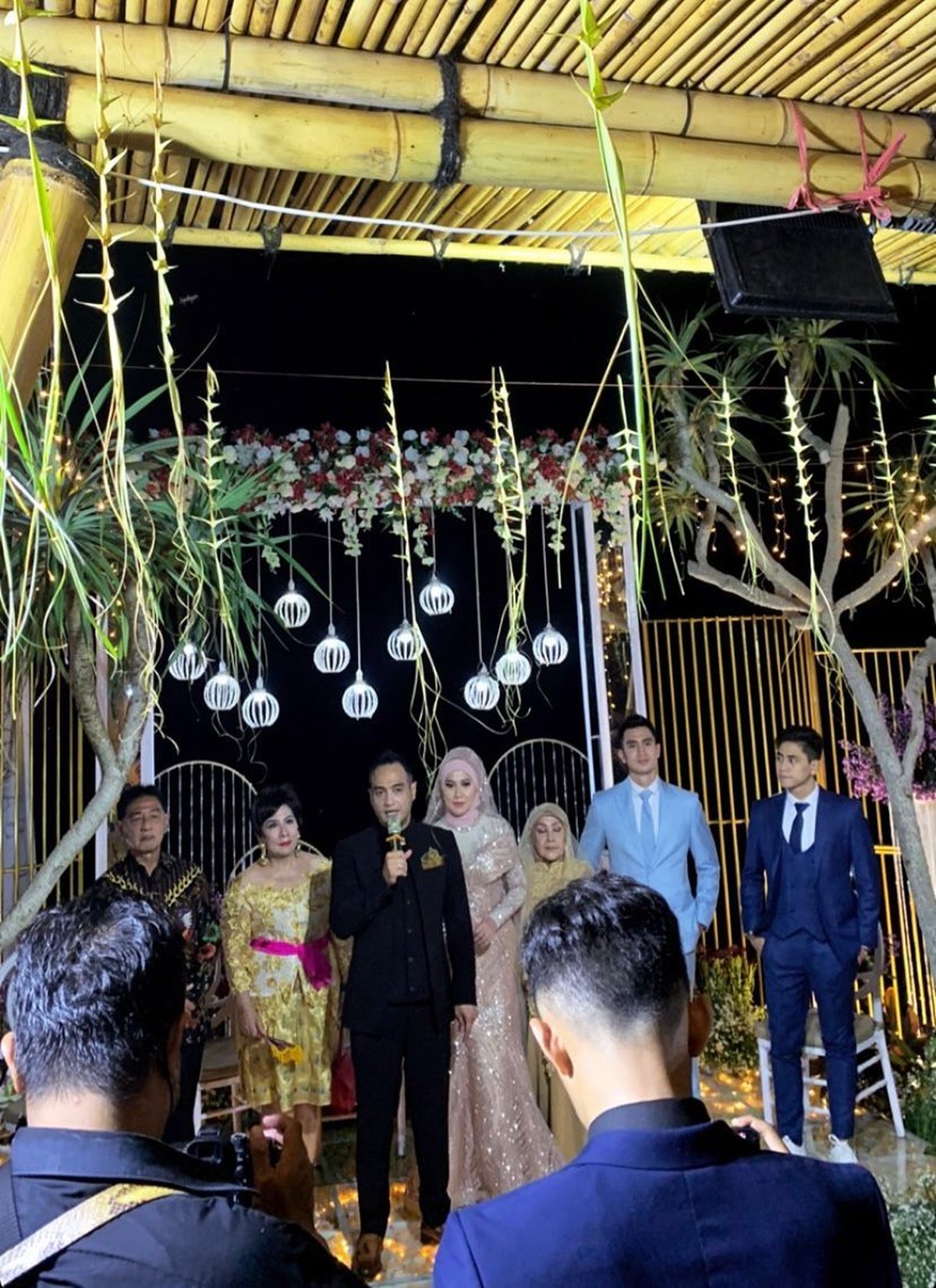 Usai melaksanakan akad dan resmi menikah&comma; Venna Melinda dan Ferry Irawan gelar resepsi di hari dan tempat yang sama&period; Yuk&comma; intip&excl;