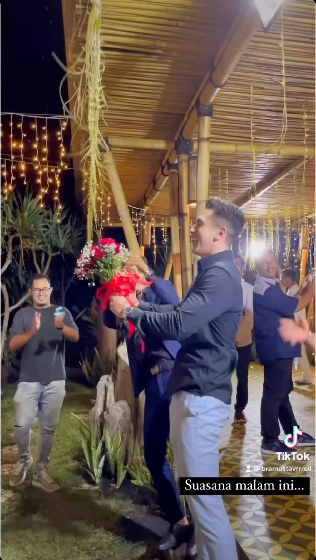 Usai melaksanakan akad dan resmi menikah&comma; Venna Melinda dan Ferry Irawan gelar resepsi di hari dan tempat yang sama&period; Yuk&comma; intip&excl;