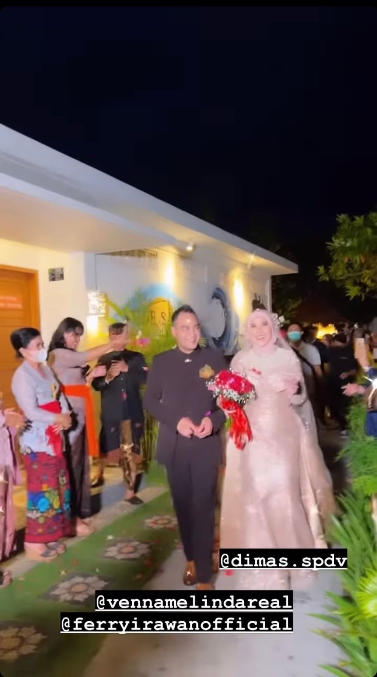 Usai melaksanakan akad dan resmi menikah&comma; Venna Melinda dan Ferry Irawan gelar resepsi di hari dan tempat yang sama&period; Yuk&comma; intip&excl;