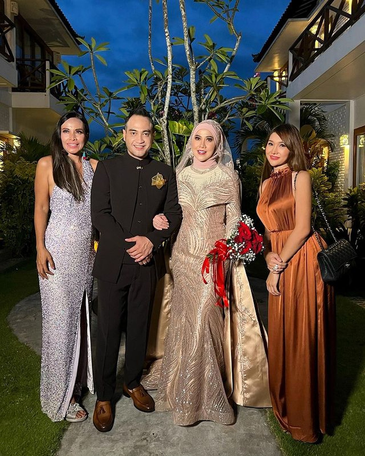 Usai melaksanakan akad dan resmi menikah&comma; Venna Melinda dan Ferry Irawan gelar resepsi di hari dan tempat yang sama&period; Yuk&comma; intip&excl;